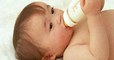 新生儿溢乳和呕吐有啥不同?
